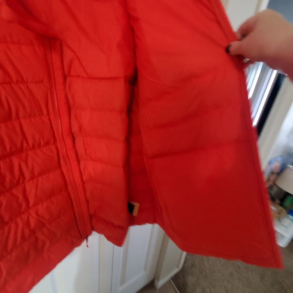 The North Face Mens Puffer Coat. NWT 4X. Water Resistance Fiery Red Down Filled.